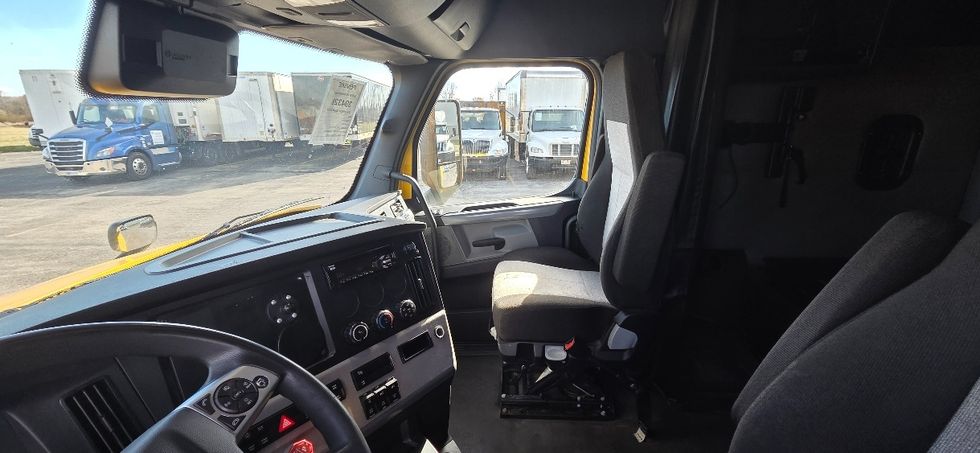 Sleeper Tractor-Heavy Duty Tractors-Freightliner-2022-T12664ST-Middlefield-OH-504,196\n\t\tmiles-$ 63,250 - Image 9