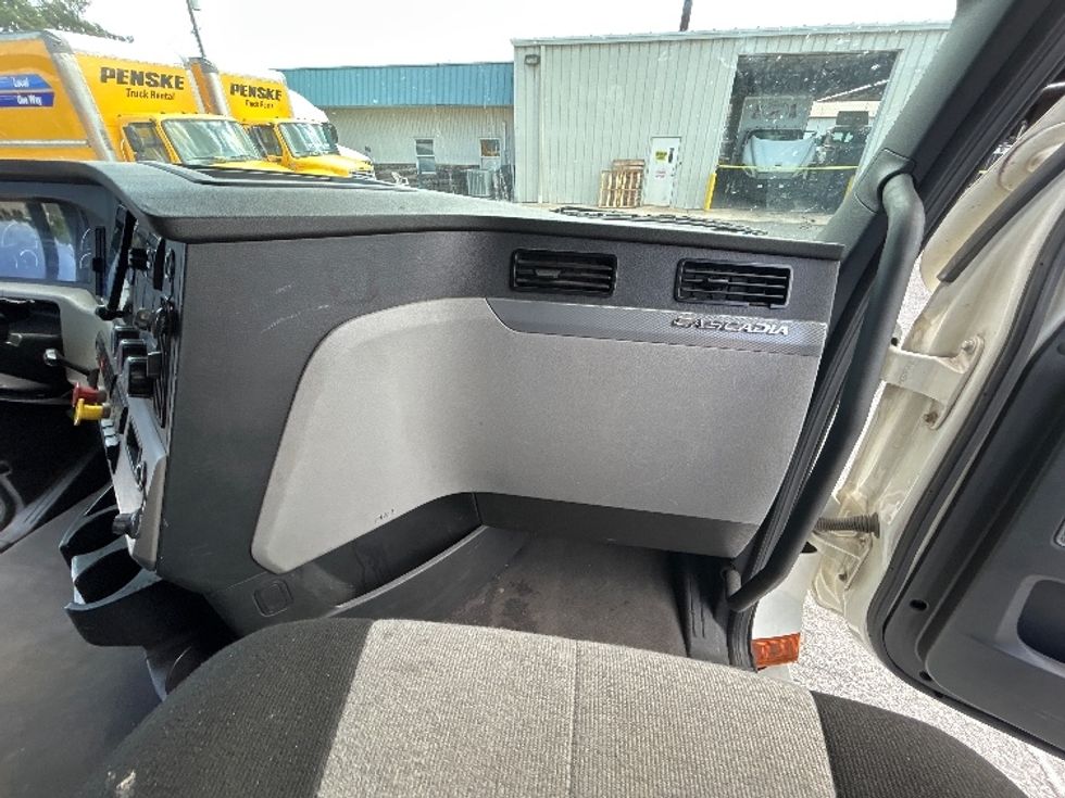 Sleeper Tractor-Heavy Duty Tractors-Freightliner-2022-T12664ST-Milford-DE-440,981\n\t\tmiles-$ 74,250 - Image 14