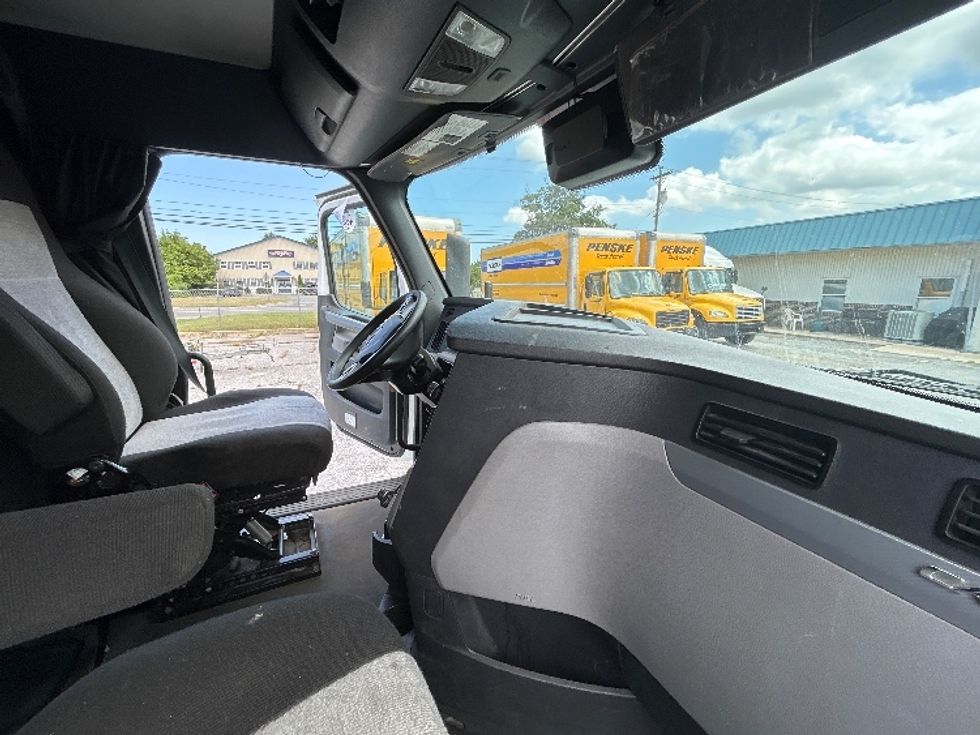 Sleeper Tractor-Heavy Duty Tractors-Freightliner-2022-T12664ST-Milford-DE-440,981\n\t\tmiles-$ 74,250 - Image 15