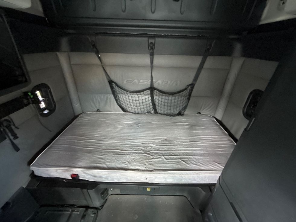 Sleeper Tractor-Heavy Duty Tractors-Freightliner-2022-T12664ST-Milford-DE-440,981\n\t\tmiles-$ 74,250 - Image 16