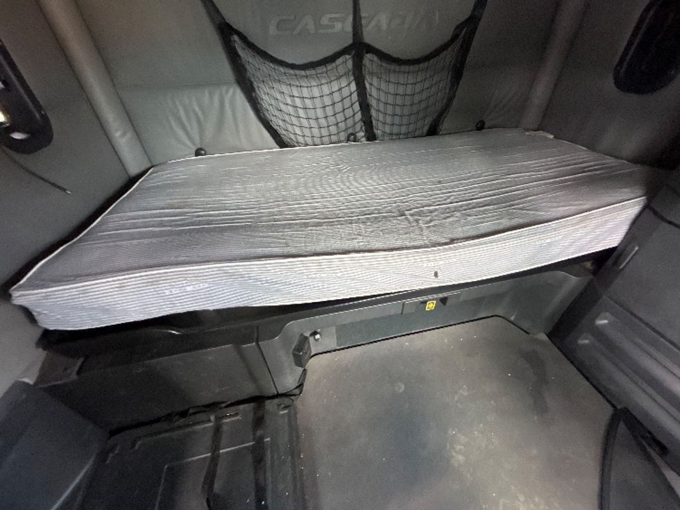 Sleeper Tractor-Heavy Duty Tractors-Freightliner-2022-T12664ST-Milford-DE-440,981\n\t\tmiles-$ 74,250 - Image 17