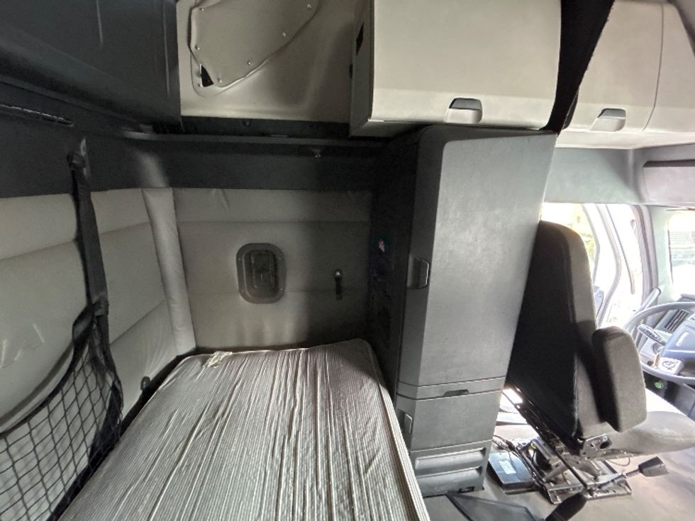 Sleeper Tractor-Heavy Duty Tractors-Freightliner-2022-T12664ST-Milford-DE-440,981\n\t\tmiles-$ 74,250 - Image 18