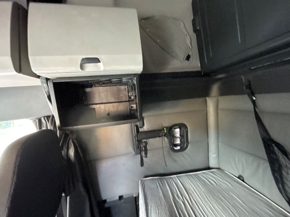 Sleeper Tractor-Heavy Duty Tractors-Freightliner-2022-T12664ST-Milford-DE-440,981\n\t\tmiles-$ 74,250 - Image 19