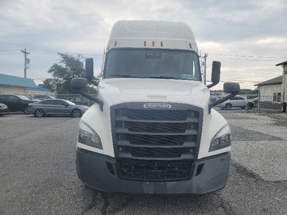 2022 Freightliner Cascadia 126" Sleeper Cab photo 2