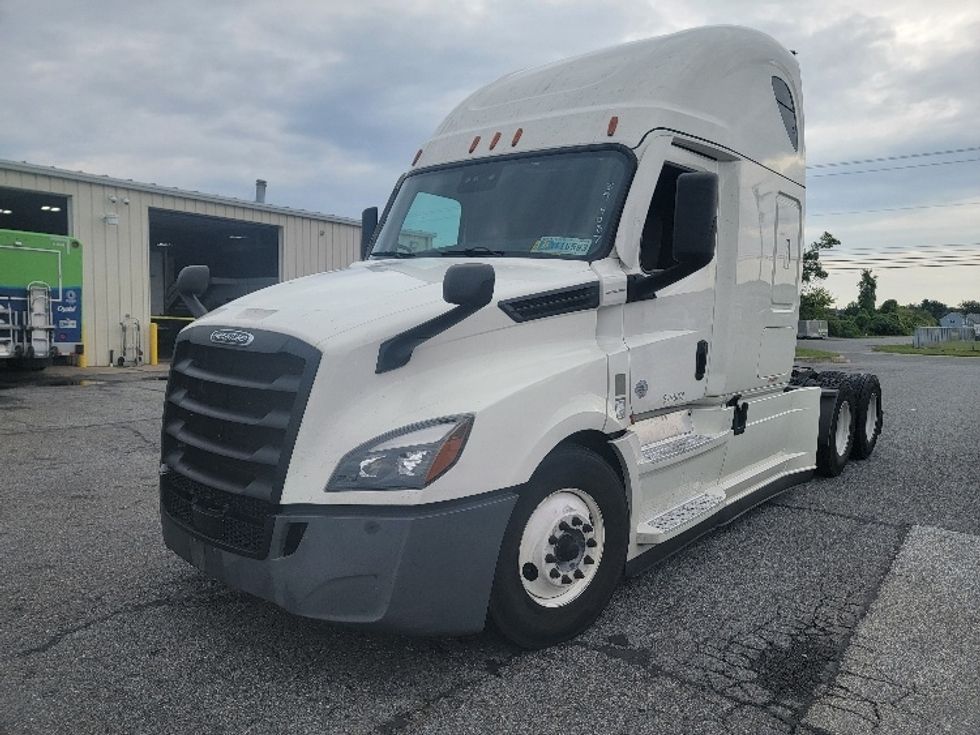 2022 Freightliner Cascadia 126" Sleeper Cab photo 3