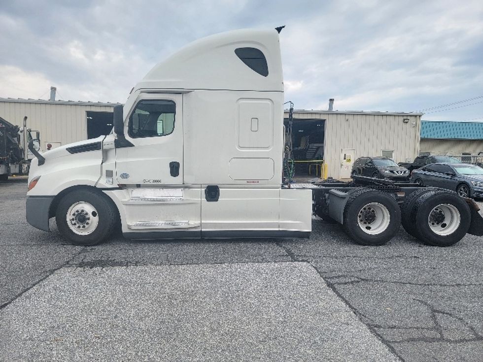 2022 Freightliner Cascadia 126" Sleeper Cab photo 4