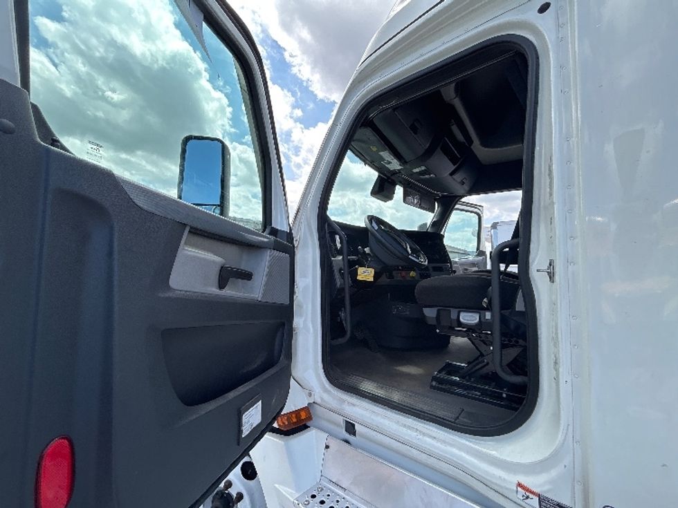 Sleeper Tractor-Heavy Duty Tractors-Freightliner-2022-T12664ST-Milford-DE-440,981\n\t\tmiles-$ 74,250 - Image 9
