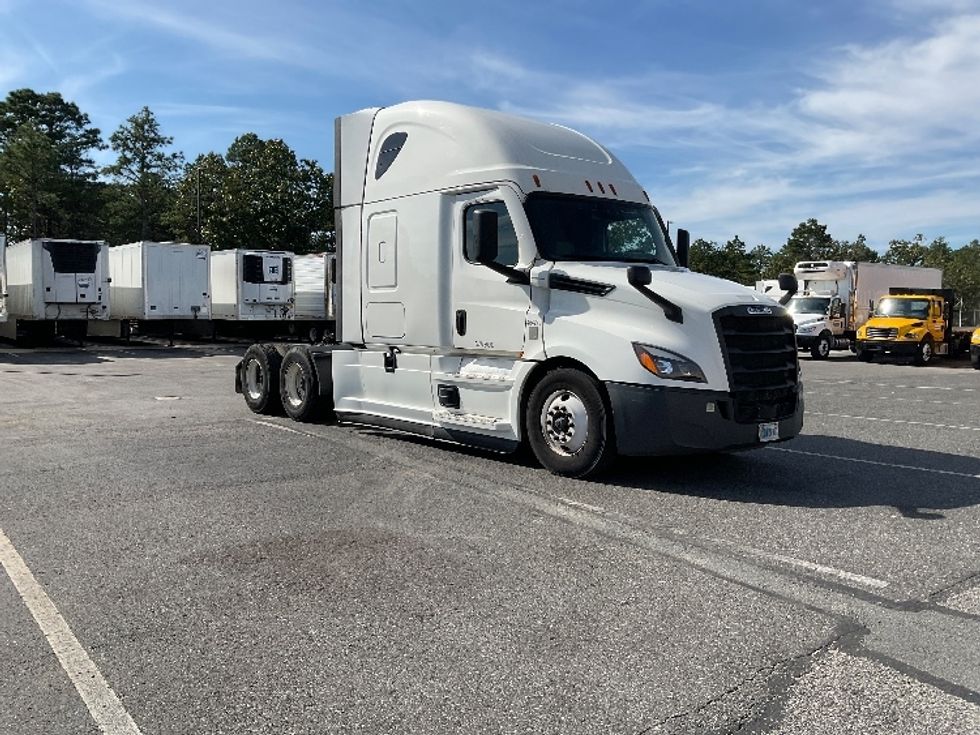 Sleeper Tractor-Heavy Duty Tractors-Freightliner-2022-T12664ST-Millville-NJ-327,285\n\t\tmiles-$ 85,250 - Image 1