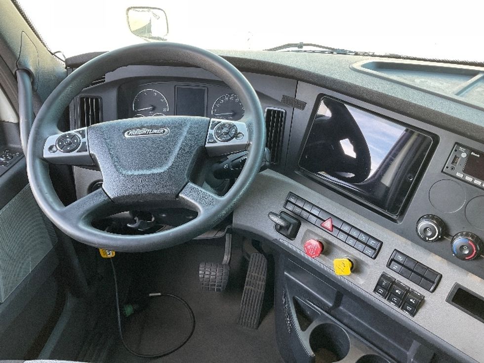 Sleeper Tractor-Heavy Duty Tractors-Freightliner-2022-T12664ST-Millville-NJ-327,285\n\t\tmiles-$ 85,250 - Image 11