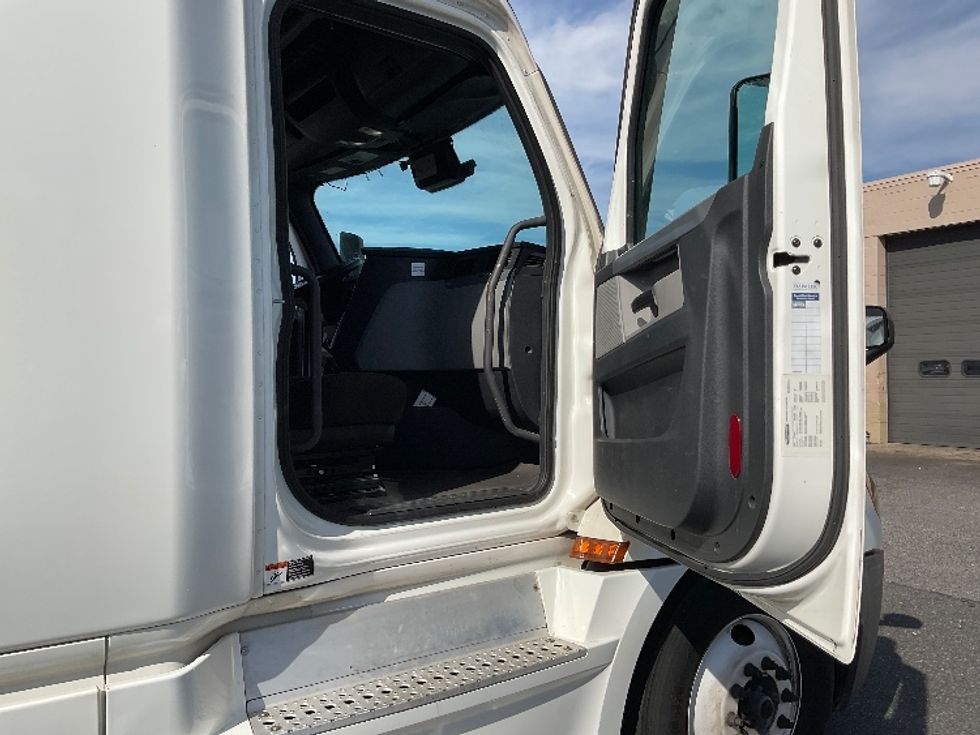 Sleeper Tractor-Heavy Duty Tractors-Freightliner-2022-T12664ST-Millville-NJ-327,285\n\t\tmiles-$ 85,250 - Image 13