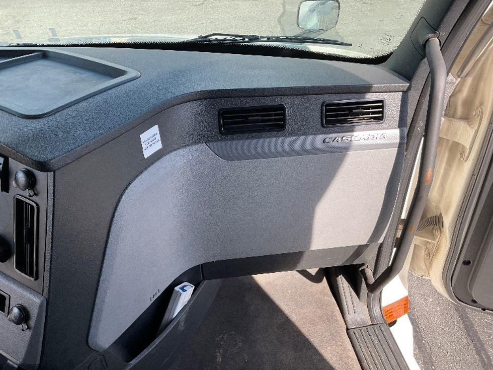 Sleeper Tractor-Heavy Duty Tractors-Freightliner-2022-T12664ST-Millville-NJ-327,285\n\t\tmiles-$ 85,250 - Image 14