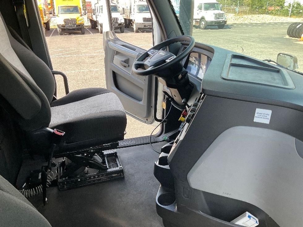 Sleeper Tractor-Heavy Duty Tractors-Freightliner-2022-T12664ST-Millville-NJ-327,285\n\t\tmiles-$ 85,250 - Image 15