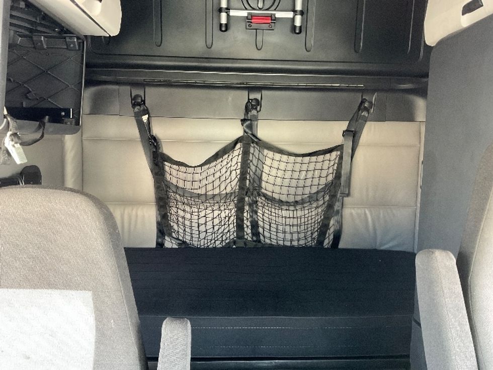 Sleeper Tractor-Heavy Duty Tractors-Freightliner-2022-T12664ST-Millville-NJ-327,285\n\t\tmiles-$ 85,250 - Image 16