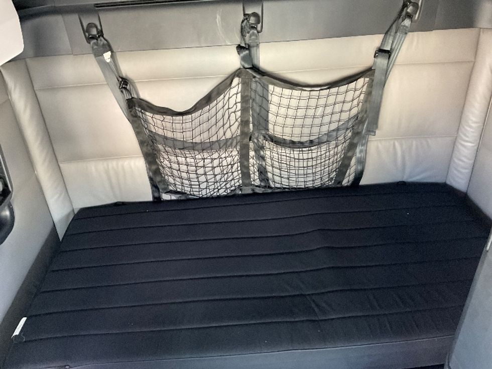 Sleeper Tractor-Heavy Duty Tractors-Freightliner-2022-T12664ST-Millville-NJ-327,285\n\t\tmiles-$ 85,250 - Image 17