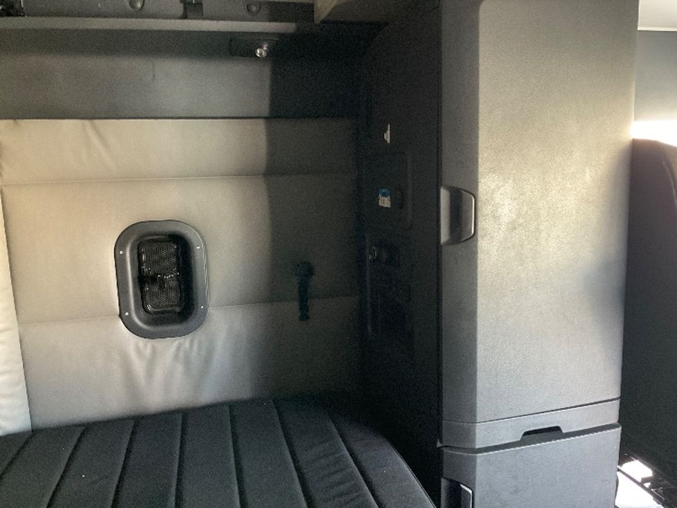 Sleeper Tractor-Heavy Duty Tractors-Freightliner-2022-T12664ST-Millville-NJ-327,285\n\t\tmiles-$ 85,250 - Image 18