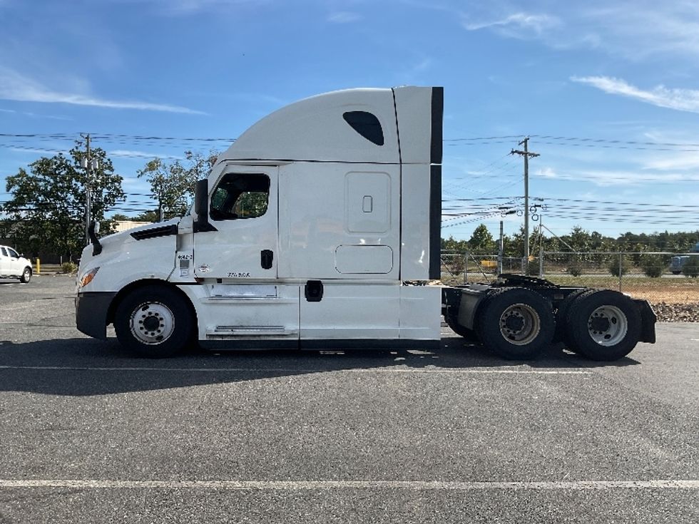 Sleeper Tractor-Heavy Duty Tractors-Freightliner-2022-T12664ST-Millville-NJ-327,285\n\t\tmiles-$ 85,250 - Image 4