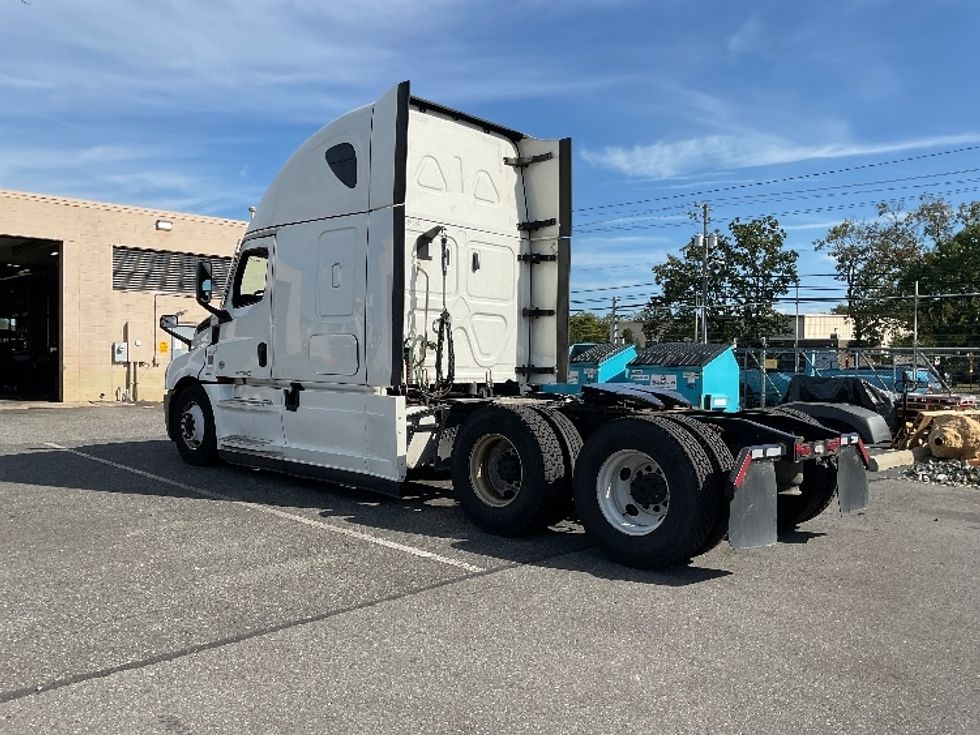 Sleeper Tractor-Heavy Duty Tractors-Freightliner-2022-T12664ST-Millville-NJ-327,285\n\t\tmiles-$ 85,250 - Image 5