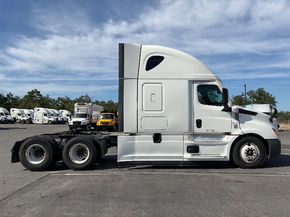 Sleeper Tractor-Heavy Duty Tractors-Freightliner-2022-T12664ST-Millville-NJ-327,285\n\t\tmiles-$ 85,250 - Image 8