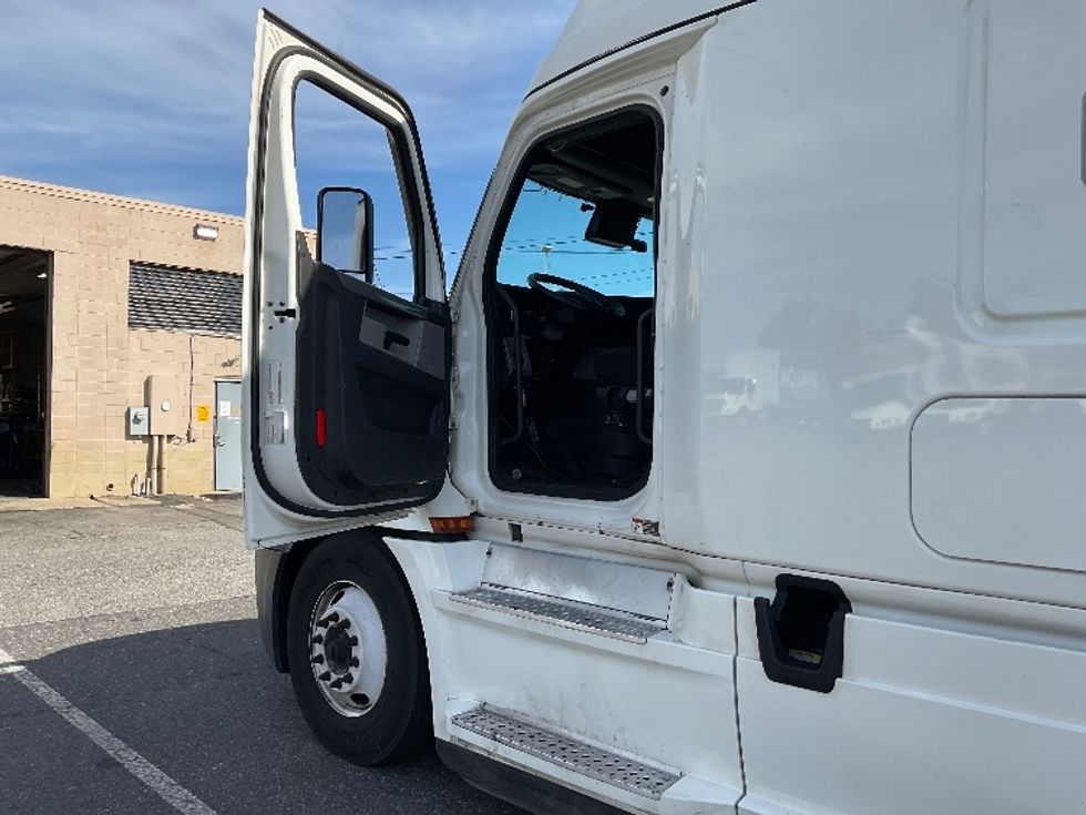 Sleeper Tractor-Heavy Duty Tractors-Freightliner-2022-T12664ST-Millville-NJ-327,285\n\t\tmiles-$ 85,250 - Image 9