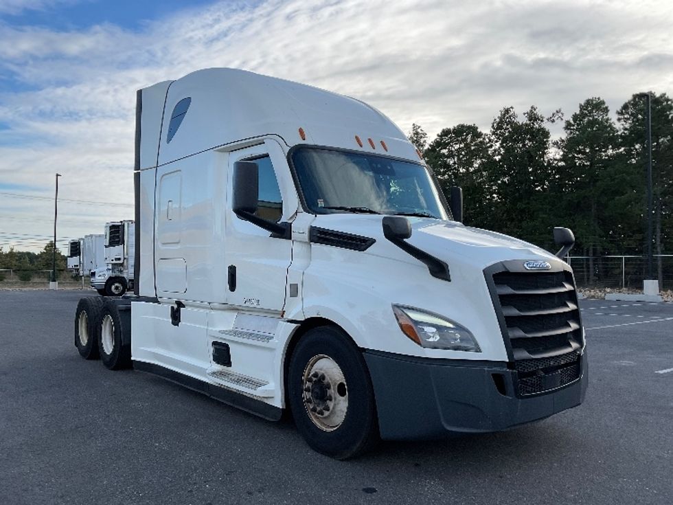 Sleeper Tractor-Heavy Duty Tractors-Freightliner-2022-T12664ST-Millville-NJ-333,587\n\t\tmiles-$ 83,750 - Image 1