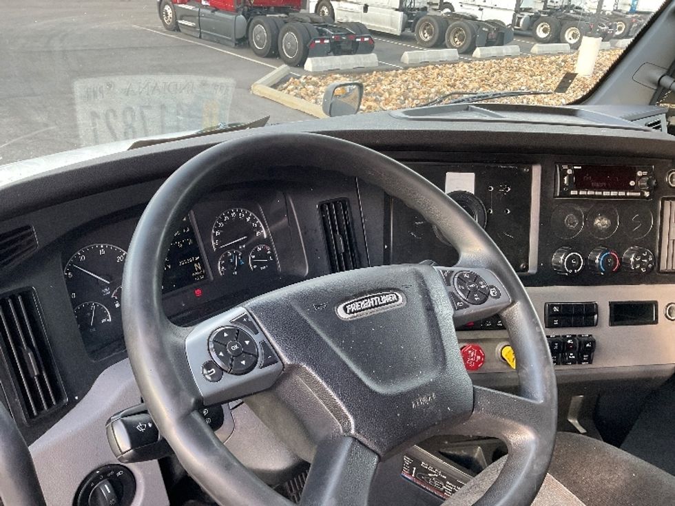 Sleeper Tractor-Heavy Duty Tractors-Freightliner-2022-T12664ST-Millville-NJ-333,587\n\t\tmiles-$ 83,750 - Image 11