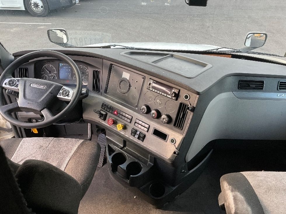 Sleeper Tractor-Heavy Duty Tractors-Freightliner-2022-T12664ST-Millville-NJ-333,587\n\t\tmiles-$ 83,750 - Image 12