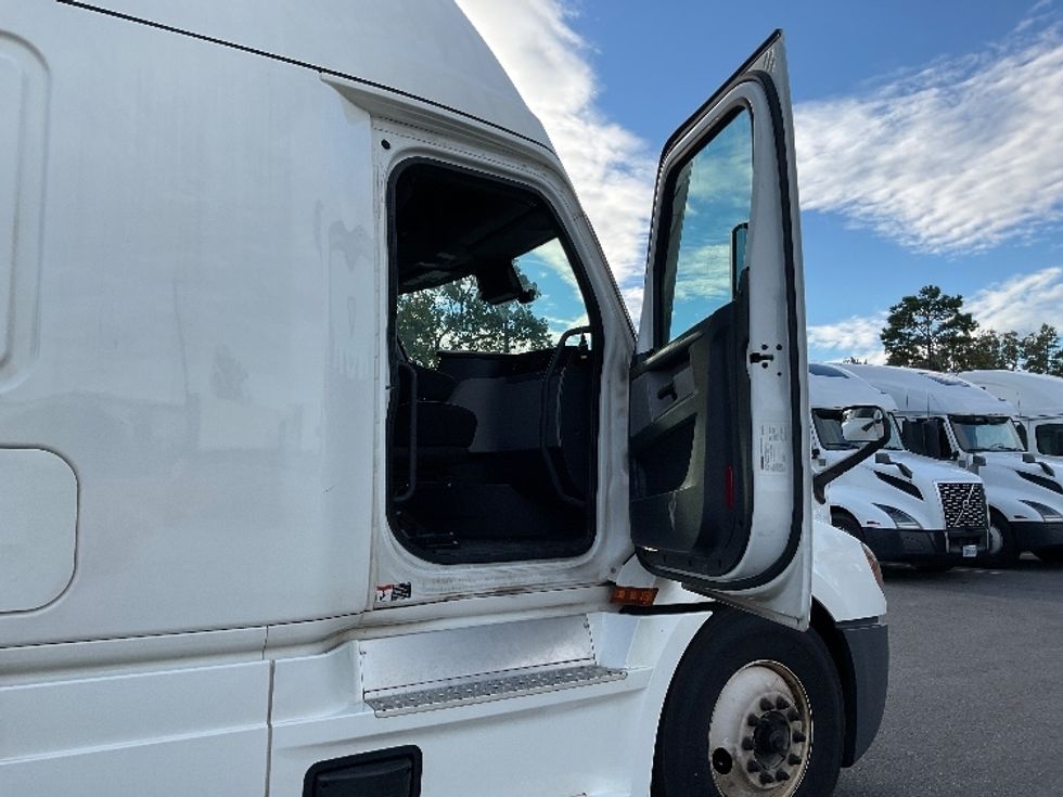 Sleeper Tractor-Heavy Duty Tractors-Freightliner-2022-T12664ST-Millville-NJ-333,587\n\t\tmiles-$ 83,750 - Image 13
