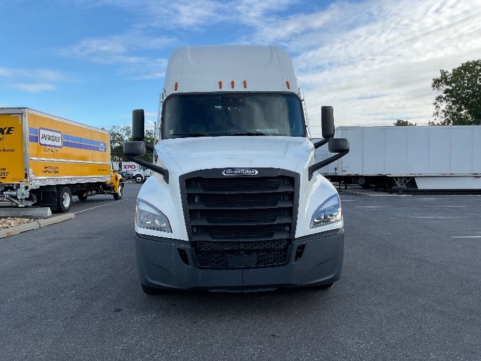 Sleeper Tractor-Heavy Duty Tractors-Freightliner-2022-T12664ST-Millville-NJ-333,587\n\t\tmiles-$ 83,750 - Image 2