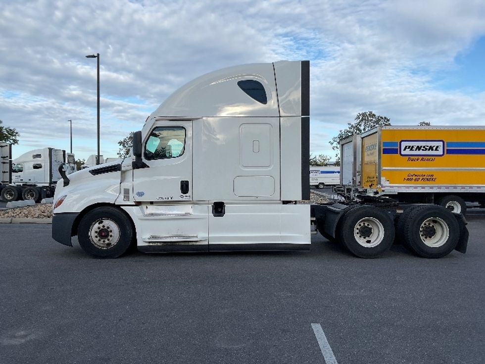 Sleeper Tractor-Heavy Duty Tractors-Freightliner-2022-T12664ST-Millville-NJ-333,587\n\t\tmiles-$ 83,750 - Image 4
