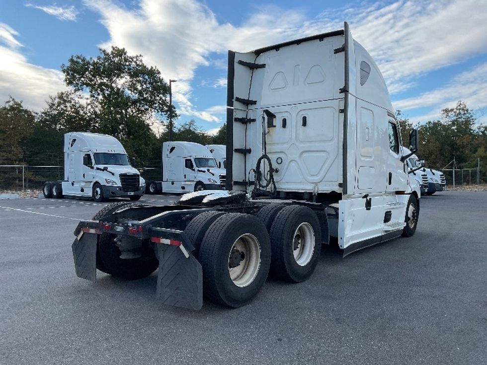 Sleeper Tractor-Heavy Duty Tractors-Freightliner-2022-T12664ST-Millville-NJ-333,587\n\t\tmiles-$ 83,750 - Image 7