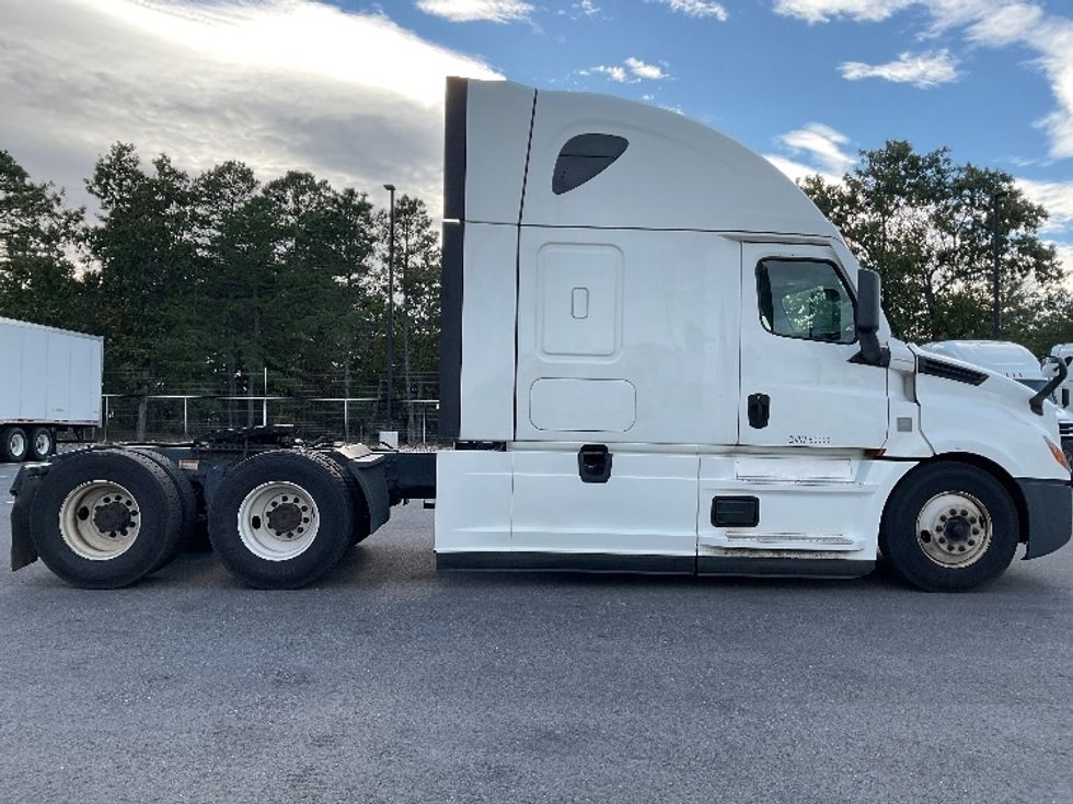 Sleeper Tractor-Heavy Duty Tractors-Freightliner-2022-T12664ST-Millville-NJ-333,587\n\t\tmiles-$ 83,750 - Image 8