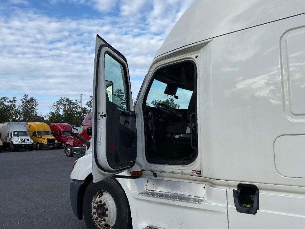 Sleeper Tractor-Heavy Duty Tractors-Freightliner-2022-T12664ST-Millville-NJ-333,587\n\t\tmiles-$ 83,750 - Image 9