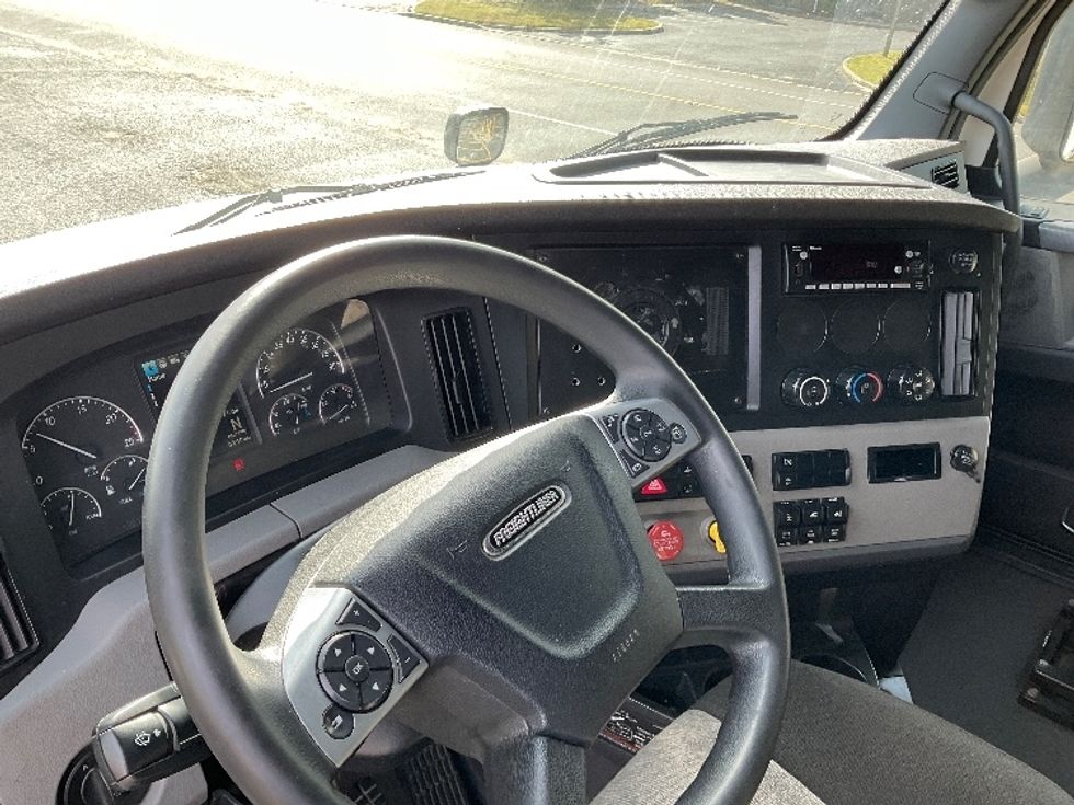 Sleeper Tractor-Heavy Duty Tractors-Freightliner-2022-T12664ST-Millville-NJ-376,975\n\t\tmiles-$ 84,750 - Image 10