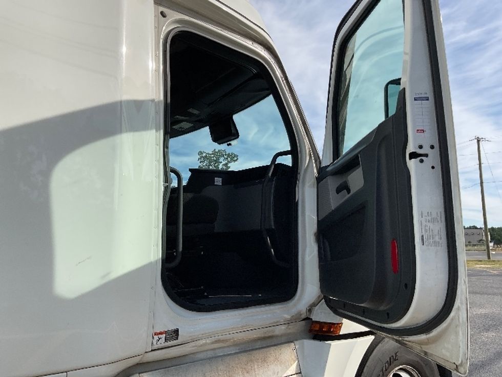 Sleeper Tractor-Heavy Duty Tractors-Freightliner-2022-T12664ST-Millville-NJ-376,975\n\t\tmiles-$ 84,750 - Image 13