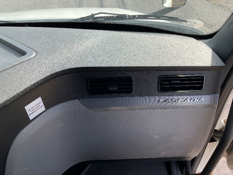 Sleeper Tractor-Heavy Duty Tractors-Freightliner-2022-T12664ST-Millville-NJ-376,975\n\t\tmiles-$ 84,750 - Image 14