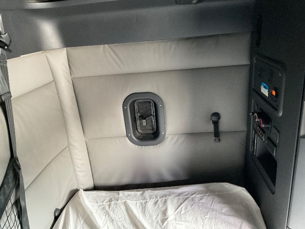 Sleeper Tractor-Heavy Duty Tractors-Freightliner-2022-T12664ST-Millville-NJ-376,975\n\t\tmiles-$ 84,750 - Image 18