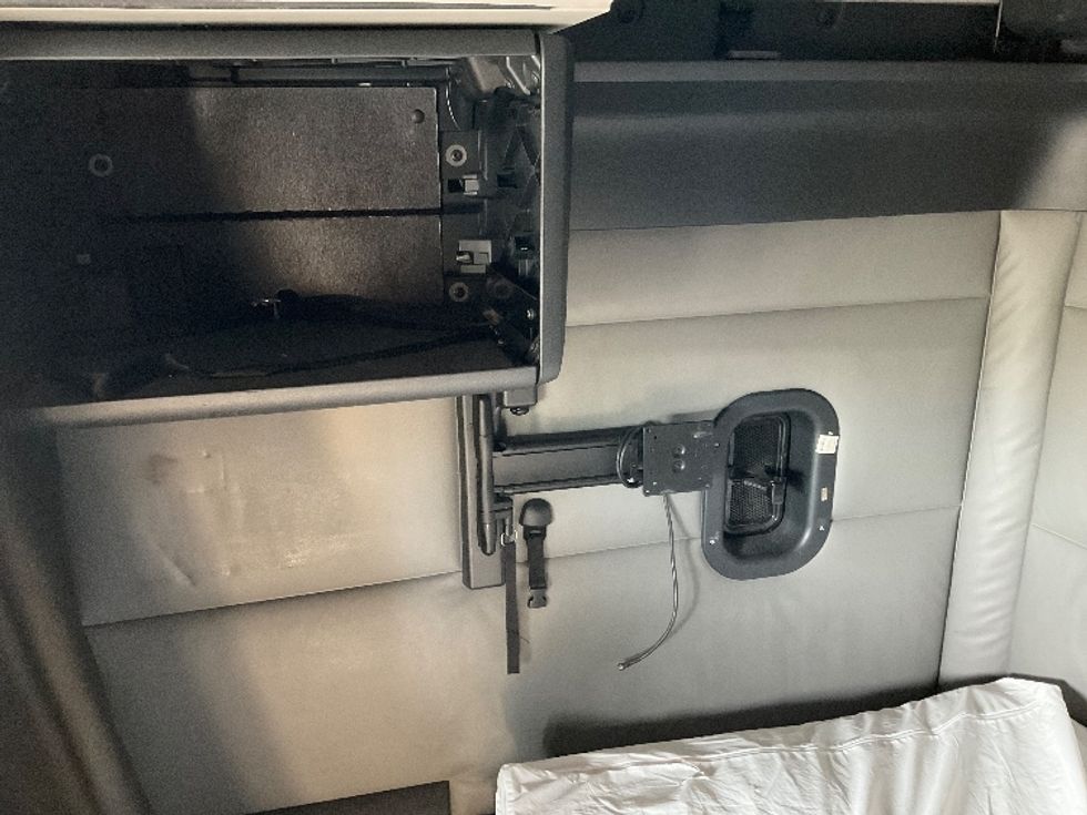 Sleeper Tractor-Heavy Duty Tractors-Freightliner-2022-T12664ST-Millville-NJ-376,975\n\t\tmiles-$ 84,750 - Image 19