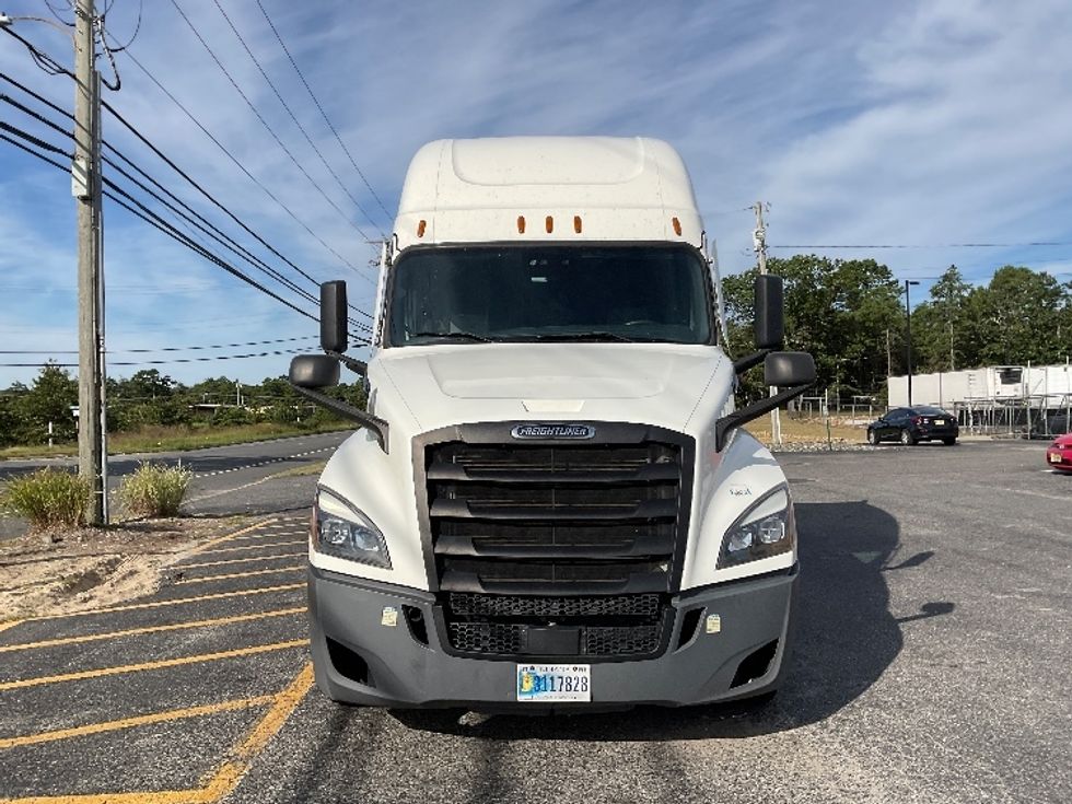 Sleeper Tractor-Heavy Duty Tractors-Freightliner-2022-T12664ST-Millville-NJ-376,975\n\t\tmiles-$ 84,750 - Image 2