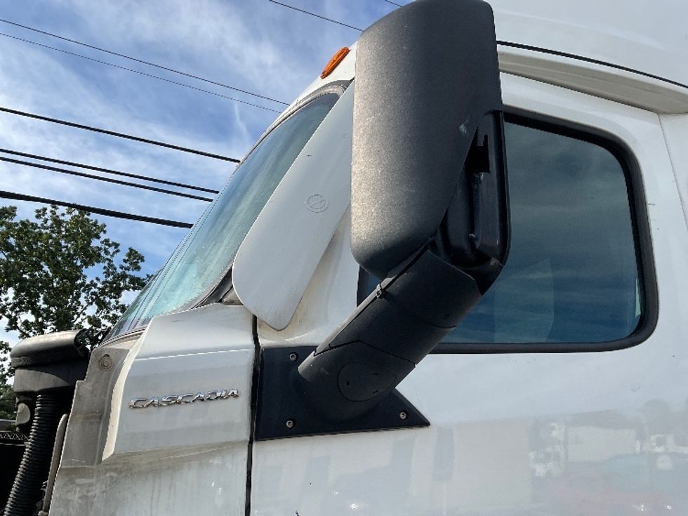 Sleeper Tractor-Heavy Duty Tractors-Freightliner-2022-T12664ST-Millville-NJ-376,975\n\t\tmiles-$ 84,750 - Image 23