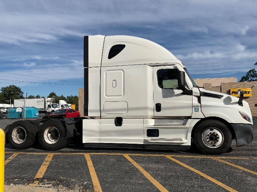 Sleeper Tractor-Heavy Duty Tractors-Freightliner-2022-T12664ST-Millville-NJ-376,975\n\t\tmiles-$ 84,750 - Image 8