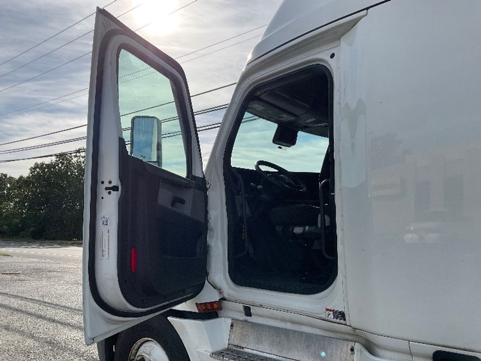 Sleeper Tractor-Heavy Duty Tractors-Freightliner-2022-T12664ST-Millville-NJ-376,975\n\t\tmiles-$ 84,750 - Image 9