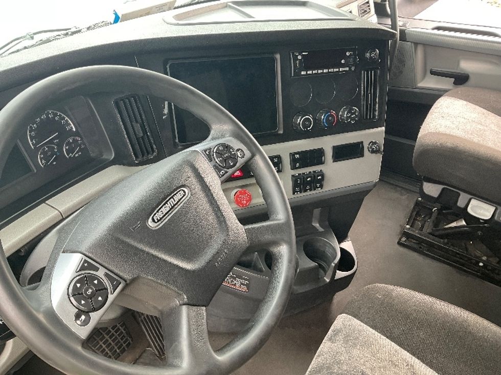 Sleeper Tractor-Heavy Duty Tractors-Freightliner-2022-T12664ST-Millville-NJ-411,025\n\t\tmiles-$ 76,000 - Image 10