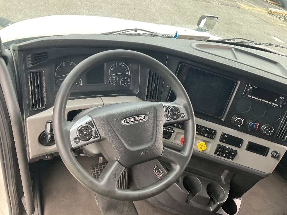 Sleeper Tractor-Heavy Duty Tractors-Freightliner-2022-T12664ST-Millville-NJ-411,025\n\t\tmiles-$ 76,000 - Image 11