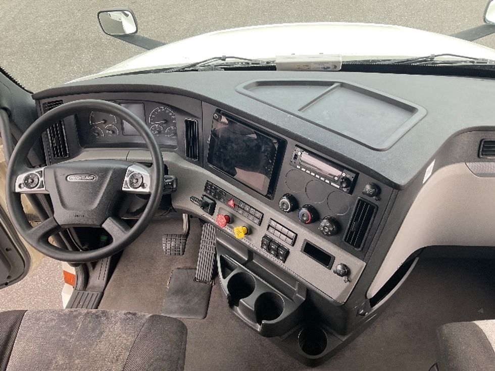 Sleeper Tractor-Heavy Duty Tractors-Freightliner-2022-T12664ST-Millville-NJ-411,025\n\t\tmiles-$ 76,000 - Image 12