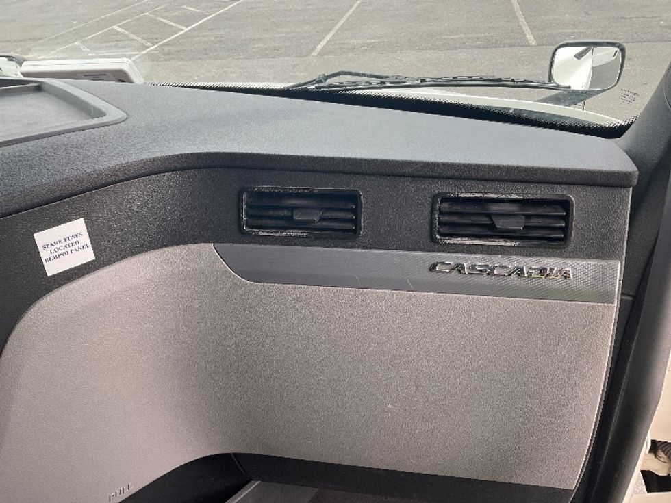 Sleeper Tractor-Heavy Duty Tractors-Freightliner-2022-T12664ST-Millville-NJ-411,025\n\t\tmiles-$ 76,000 - Image 14