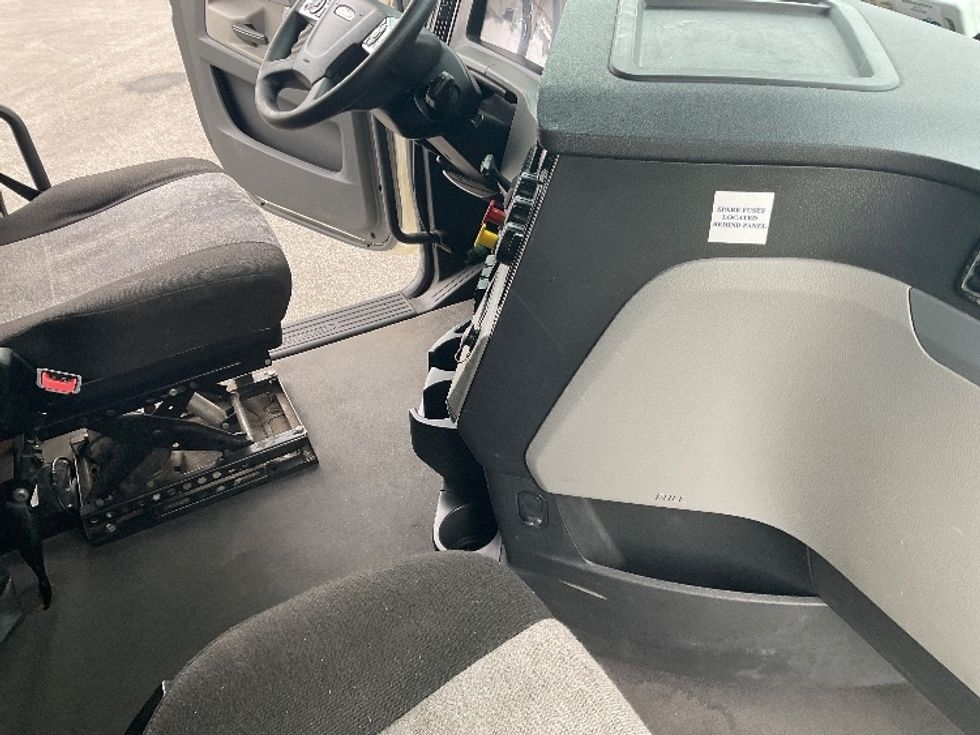 Sleeper Tractor-Heavy Duty Tractors-Freightliner-2022-T12664ST-Millville-NJ-411,025\n\t\tmiles-$ 76,000 - Image 15