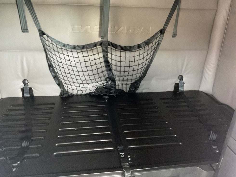 Sleeper Tractor-Heavy Duty Tractors-Freightliner-2022-T12664ST-Millville-NJ-411,025\n\t\tmiles-$ 76,000 - Image 16