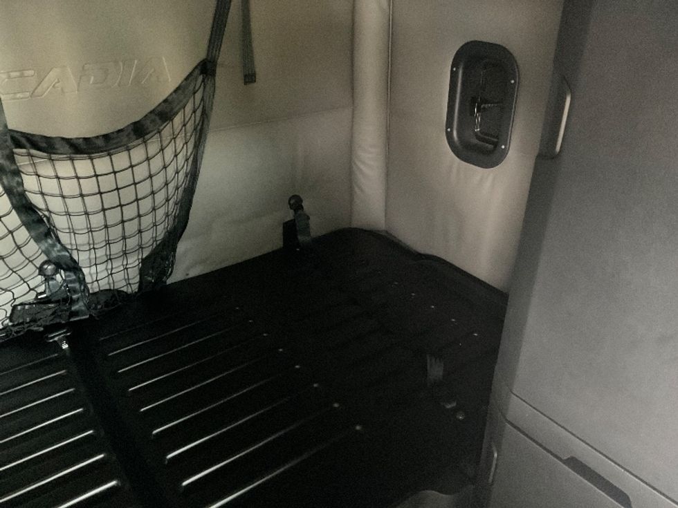 Sleeper Tractor-Heavy Duty Tractors-Freightliner-2022-T12664ST-Millville-NJ-411,025\n\t\tmiles-$ 76,000 - Image 17