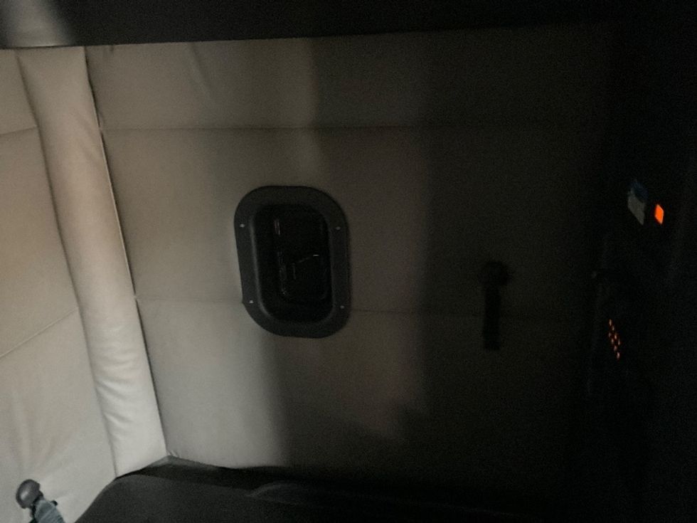 Sleeper Tractor-Heavy Duty Tractors-Freightliner-2022-T12664ST-Millville-NJ-411,025\n\t\tmiles-$ 76,000 - Image 18