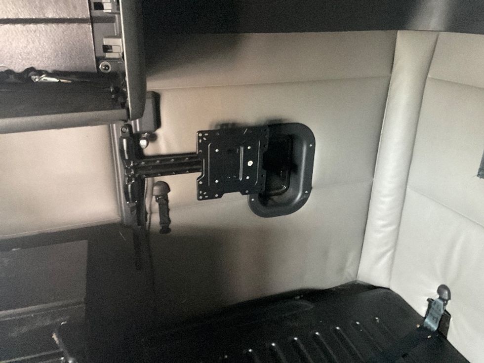 Sleeper Tractor-Heavy Duty Tractors-Freightliner-2022-T12664ST-Millville-NJ-411,025\n\t\tmiles-$ 76,000 - Image 19